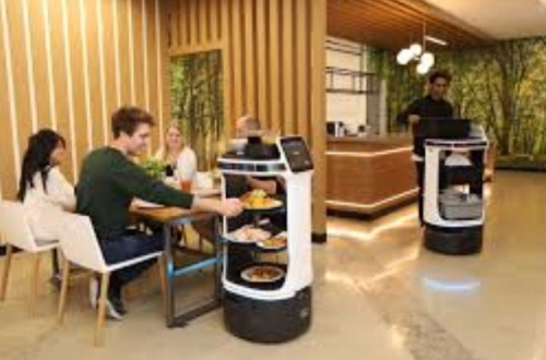 Báo giá robot giao đồ khách sạn hiện nay bao nhiêu?